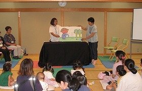 写真1　大型絵本『ぞうくんのさんぽ』を読んでいるところ。