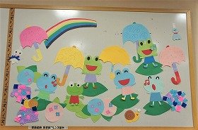 写真　歌うカエル。紫陽花。カタツムリ。雨傘。てるてるぼうず。虹。6月の壁面装飾です。