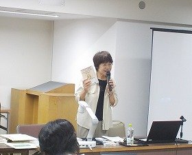 写真 　講義をする講師