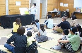 和みさんによる大型絵本『ちいさなくれよん』の読み聞かせを楽しむ子どもたち。