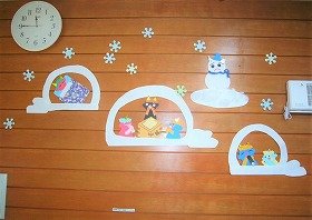 写真2　雪のかまくらの中で寝たり豆を食べる鬼の装飾