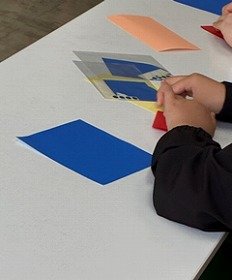写真　親子でミャクミャクを折っている様子。