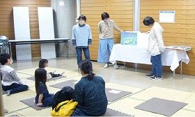 吹田朗読パフォーマーの会さんの読み聞かせを楽しむ子どもたち