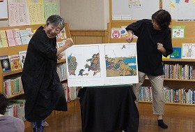 写真2　『くじらだ！』の読み聞かせの様子。