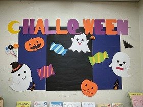 写真1　開始時の、ハロウィンの壁面装飾