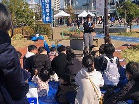 写真　青空えほんのじかんの様子