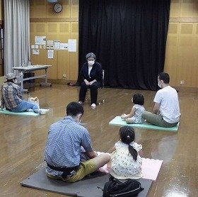 手遊び歌「ピッピとチッチ」実演の様子。