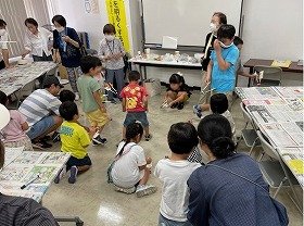 写真2　自分で作ったわりばしカタパルトで遊んでいる。