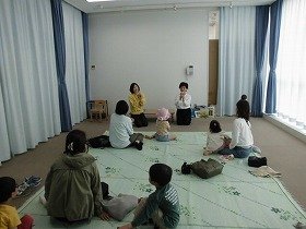 画像4：手遊びを一緒にしている子供たち