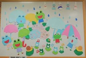 雨が降るなか、楽しそうに歌うかえるたち。6月の壁面飾りです。.jpg