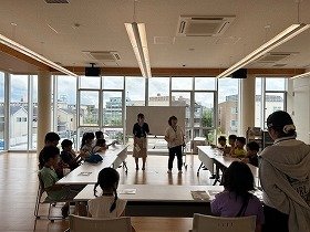 写真見学を終えて、感想などふりかえりをしているところ