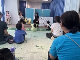 写真1　英語の絵本の読み聞かせの様子。