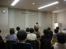 写真1　「媚珠（びしゅ）」を朗読する演者。