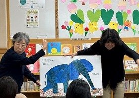 写真2　『月ようびはなにたべる? アメリカのわらべうた』の読み聞かせの様子。