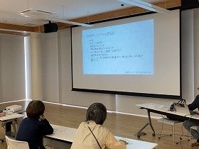 写真　健康医療情報講座「おなかのヘルニア」の参加者の様子。
