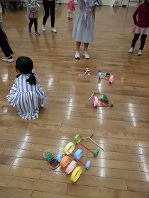 子供たちができあがった工作を眺めている様子