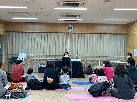 子供たちに向かって、お話をしている様子。