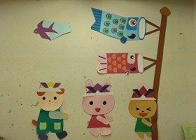 写真　2匹のこいのぼりと1羽のつばめと3匹の動物たちの壁面装飾。