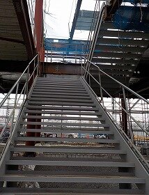 健都ライブラリーの建物の中にできる階段の骨組みです。1階から2階に向かって写しています。