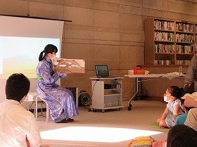 山田駅前図書館の職員が子供たちに向けて絵本『スーホの白い馬』を読んでいる様子。
