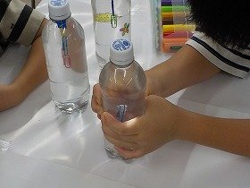 写真2　おもりの浮き沈みを確かめている様子