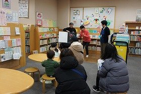 写真『ばけばけばけたくん』の読み聞かせの様子。.jpg