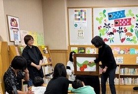 写真　『もみもみおいしゃさん』の読み聞かせの様子。