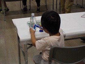 写真3　ペットボトルに色塗りをしている様子