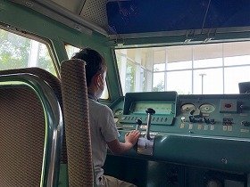 新幹線の運転席に座っている様子。