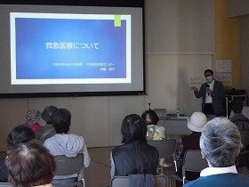 健康医療情報講座「救急医療」講演会での伊藤講師と参加者の写真。