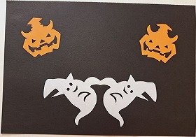 切り絵などによるハロウィンがテーマの壁面装飾。