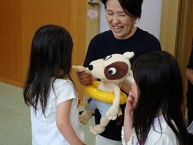 写真5　ブッチー君と握手する子供たち。