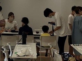写真1　「からだのはなし」で手の不自由さを体験しているところ。