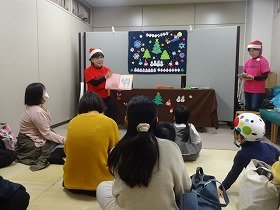 写真2：絵本『ねずみくんのしりとり』の読み聞かせを見ている様子。