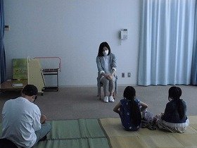 おはなしを聞いている子どもたち