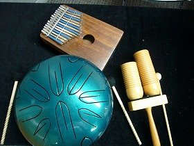 写真4　カリンバなどの楽器が並んだ様子。