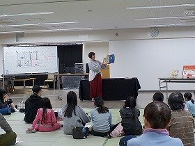 写真3　絵本『ゆびたこ』の読み聞かせの様子