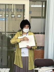 写真1　さわる絵本を見せて講義をする小西先生