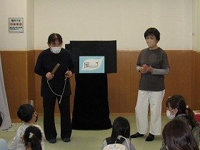 拍子木を打ち、風のぶらんこのみなさんによる劇場が始まります。