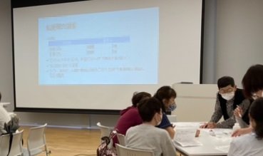 写真1：「喉によい漢方」で参加者がグループになり、講師の説明を聞いている様子