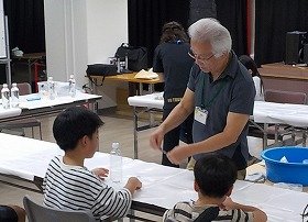 写真1　講師の説明を聞く参加者の様子