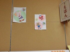 うさぎが羽根つき、くまが凧揚げやコマ回しで遊んでいる壁面装飾。