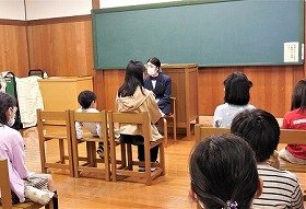 おはなし会を聞く参加者たち。