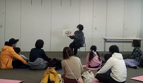 写真1　絵本「おもち」の読み聞かせをしている様子