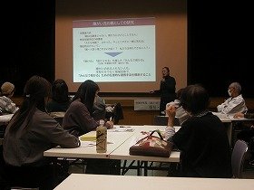 写真：講師の話に聞きいる参加者