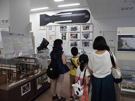 平和祈念資料館で説明を聞いている参加者