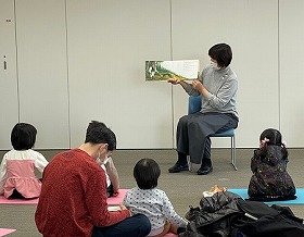 絵本を読んでいる様子。