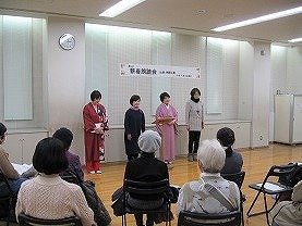 参加者の前で演者が朗読をしている様子。