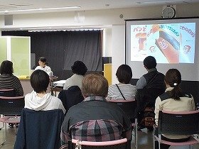 講師が「パンどろぼう」シリーズについて説明している様子。