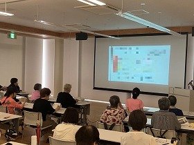 写真　健康医療情報講座「おうちでかんたん薬膳」の参加者の様子。